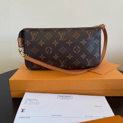Louis Vuitton pochette accessoires monogram LUXE LV. LUXE DE SECONDE MAIN AUTHENTIQUE. ENTRUPY CERTIFICATE