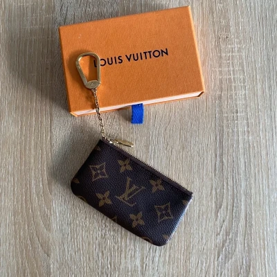 Louis-Vuitton-pochette-cles-monogram LUXE DE SECONDE MAIN AUTHENTIQUE. PETITE MAROQUINERIE DE LUXE. ENTRUPY CERTIFICATE