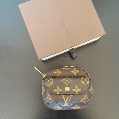 LOUIS VUITTON porte-monnaie shilling monogram LUXE LV. LUXE DE SECONDE MAIN AUTHENTIQUE. ENTRUPY CERTIFICATE