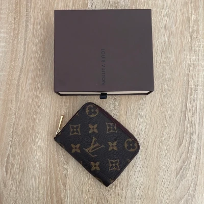 Louis Vuitton porte-monnaie zippy monogram LUXE DE SECONDE MAIN AUTHENTIQUE. PETITE MAROQUINERIE DE LUXE. ENTRUPY CERTIFICATE