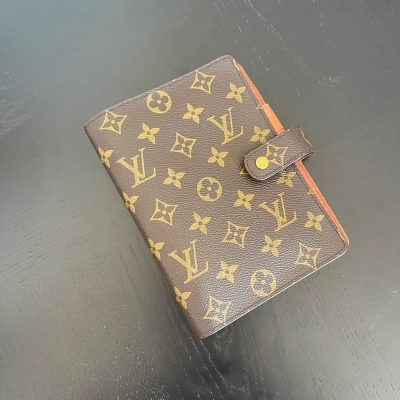 Louis Vuitton couverture pour agenda MM monogram LUXE DE SECONDE MAIN AUTHENTIQUE. PETITE MAROQUINERIE DE LUXE. ENTRUPY CERTIFICATE