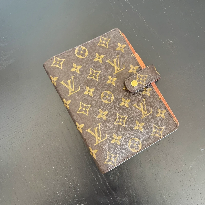 Louis Vuitton couverture pour agenda MM monogram LUXE DE SECONDE MAIN AUTHENTIQUE. PETITE MAROQUINERIE DE LUXE. ENTRUPY CERTIFICATE