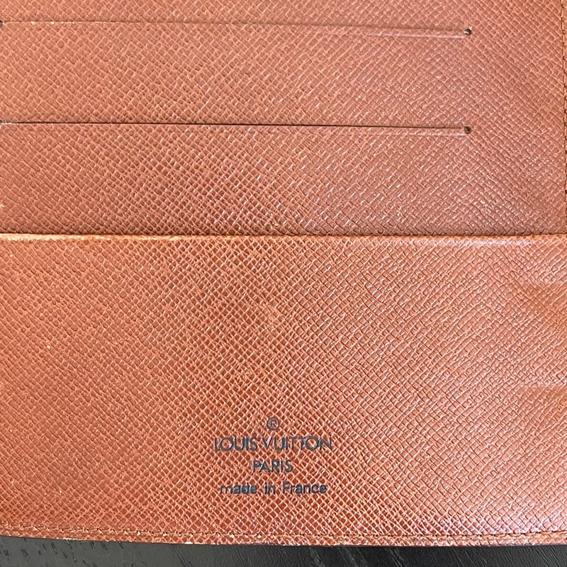 Louis Vuitton couverture pour agenda MM monogram LUXE DE SECONDE MAIN AUTHENTIQUE. PETITE MAROQUINERIE DE LUXE. ENTRUPY CERTIFICATE