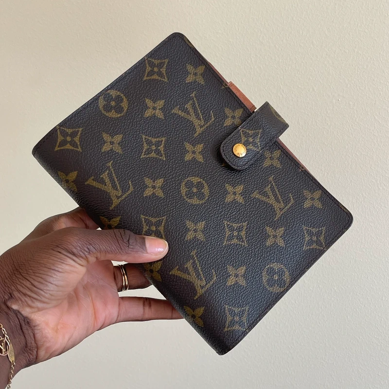 Louis Vuitton couverture pour agenda MM monogram LUXE DE SECONDE MAIN AUTHENTIQUE. PETITE MAROQUINERIE DE LUXE. ENTRUPY CERTIFICATE