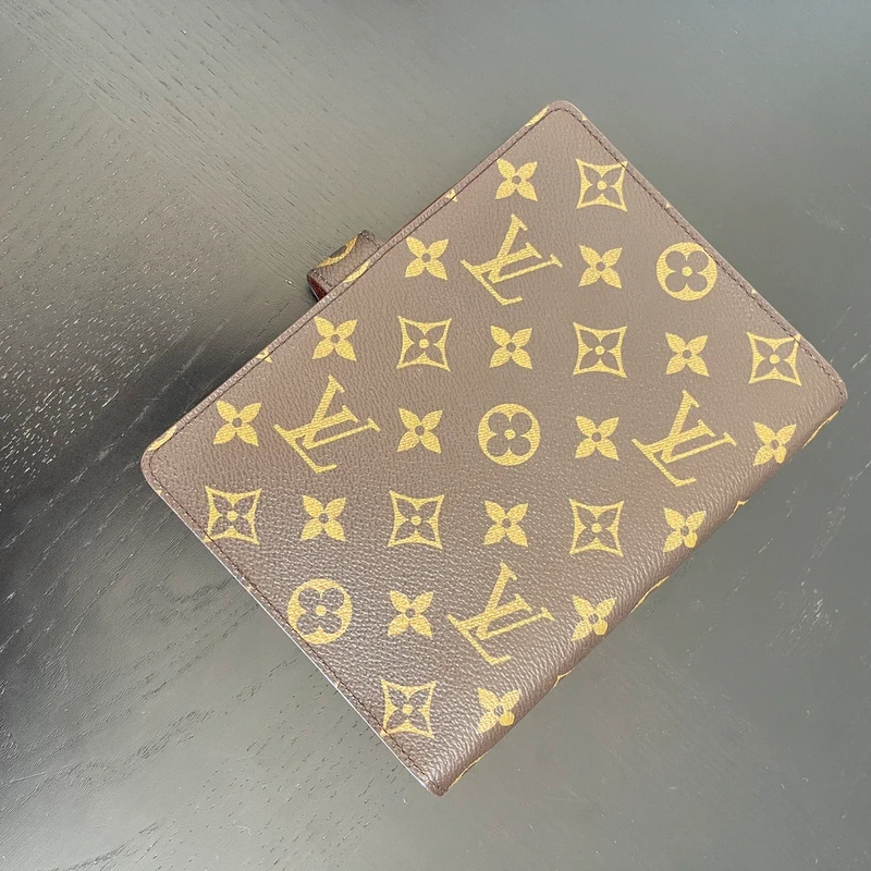 Louis Vuitton couverture pour agenda MM monogram LUXE DE SECONDE MAIN AUTHENTIQUE. PETITE MAROQUINERIE DE LUXE. ENTRUPY CERTIFICATE