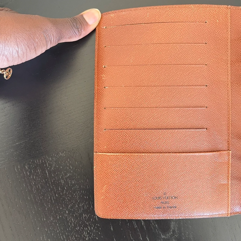 Louis Vuitton couverture pour agenda MM monogram LUXE DE SECONDE MAIN AUTHENTIQUE. PETITE MAROQUINERIE DE LUXE. ENTRUPY CERTIFICATE