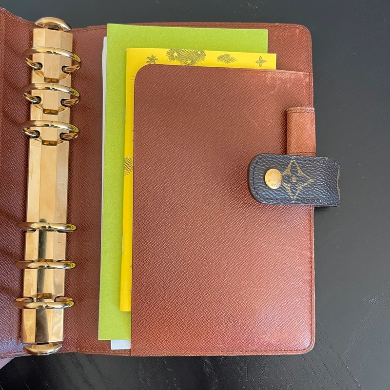 Louis Vuitton couverture pour agenda MM monogram LUXE DE SECONDE MAIN AUTHENTIQUE. PETITE MAROQUINERIE DE LUXE. ENTRUPY CERTIFICATE