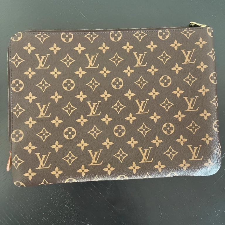 Louis Vuitton étui voyage GM monogram LUXE DE SECONDE MAIN AUTHENTIQUE. PETITE MAROQUINERIE DE LUXE. ENTRUPY CERTIFICATE