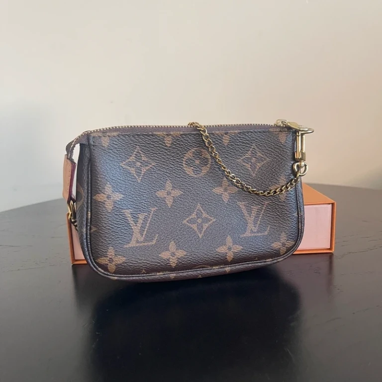 Louis-Vuitton-mini-pochette-accessoires SAC DE LUXE DE SECONDE MAIN AUTHENTIQUE. PETITE MAROQUINERIE DE LUXE. ENTRUPY CERTIFICATE