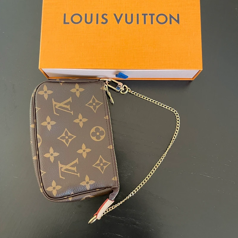 Louis-Vuitton-mini-pochette-accessoires SAC DE LUXE DE SECONDE MAIN AUTHENTIQUE. PETITE MAROQUINERIE DE LUXE. ENTRUPY CERTIFICATE