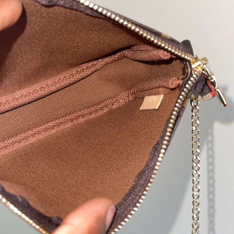Louis-Vuitton-mini-pochette-accessoires SAC DE LUXE DE SECONDE MAIN AUTHENTIQUE. PETITE MAROQUINERIE DE LUXE. ENTRUPY CERTIFICATE