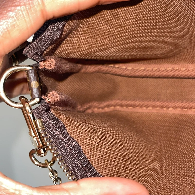 Louis-Vuitton-mini-pochette-accessoires SAC DE LUXE DE SECONDE MAIN AUTHENTIQUE. PETITE MAROQUINERIE DE LUXE. ENTRUPY CERTIFICATE