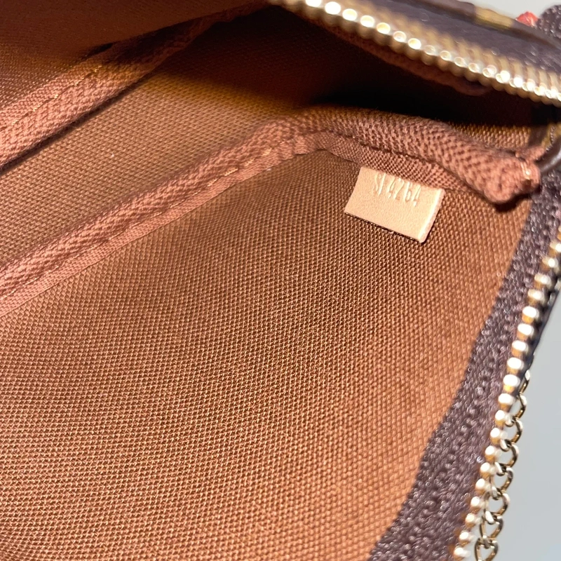 Louis-Vuitton-mini-pochette-accessoires SAC DE LUXE DE SECONDE MAIN AUTHENTIQUE. PETITE MAROQUINERIE DE LUXE. ENTRUPY CERTIFICATE