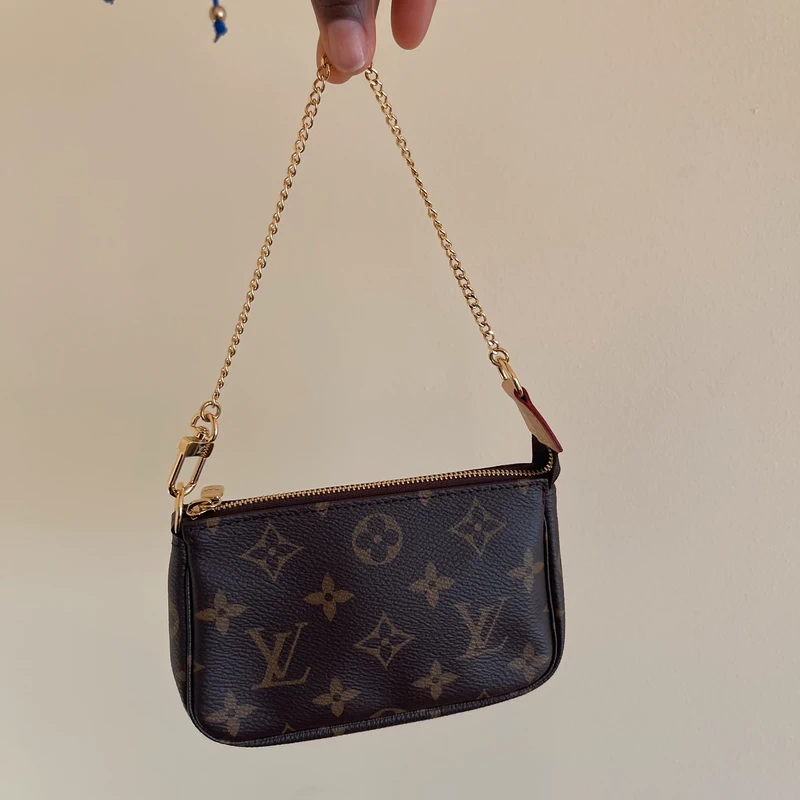 Louis-Vuitton-mini-pochette-accessoires SAC DE LUXE DE SECONDE MAIN AUTHENTIQUE. PETITE MAROQUINERIE DE LUXE. ENTRUPY CERTIFICATE