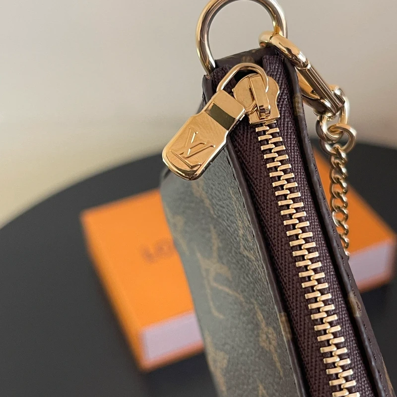 Louis-Vuitton-mini-pochette-accessoires SAC DE LUXE DE SECONDE MAIN AUTHENTIQUE. PETITE MAROQUINERIE DE LUXE. ENTRUPY CERTIFICATE
