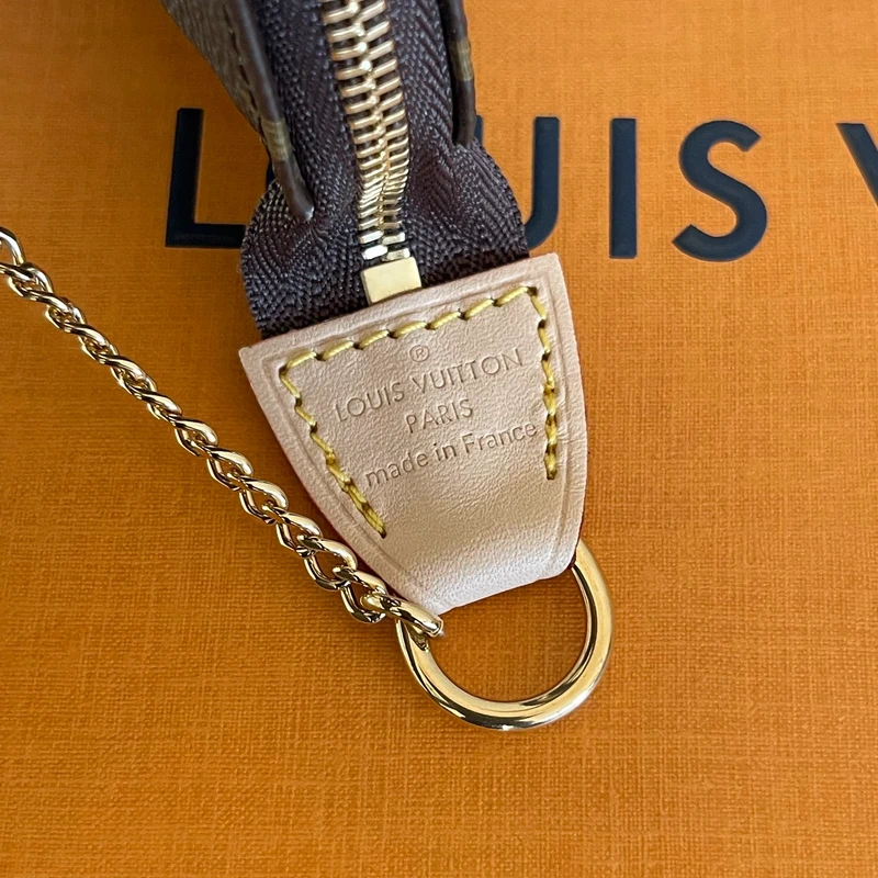 Louis-Vuitton-mini-pochette-accessoires SAC DE LUXE DE SECONDE MAIN AUTHENTIQUE. PETITE MAROQUINERIE DE LUXE. ENTRUPY CERTIFICATE