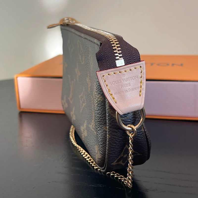 Louis-Vuitton-mini-pochette-accessoires SAC DE LUXE DE SECONDE MAIN AUTHENTIQUE. PETITE MAROQUINERIE DE LUXE. ENTRUPY CERTIFICATE
