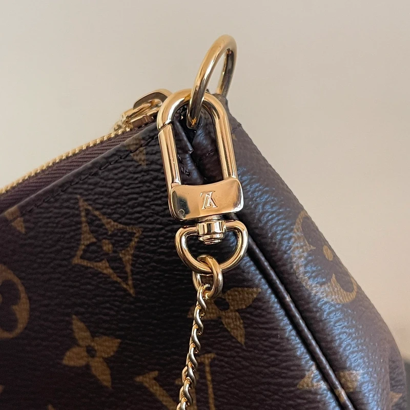 Louis-Vuitton-mini-pochette-accessoires SAC DE LUXE DE SECONDE MAIN AUTHENTIQUE. PETITE MAROQUINERIE DE LUXE. ENTRUPY CERTIFICATE