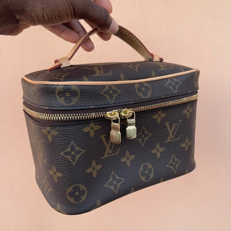 LOUIS VUITTON nice mini monogram SAC DE LUXE DE SECONDE MAIN AUTHENTIQUE. PETITE MAROQUINERIE DE LUXE. ENTRUPY CERTIFICATE