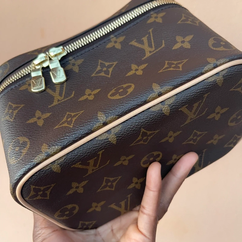 LOUIS VUITTON nice mini monogram SAC DE LUXE DE SECONDE MAIN AUTHENTIQUE. PETITE MAROQUINERIE DE LUXE. ENTRUPY CERTIFICATE