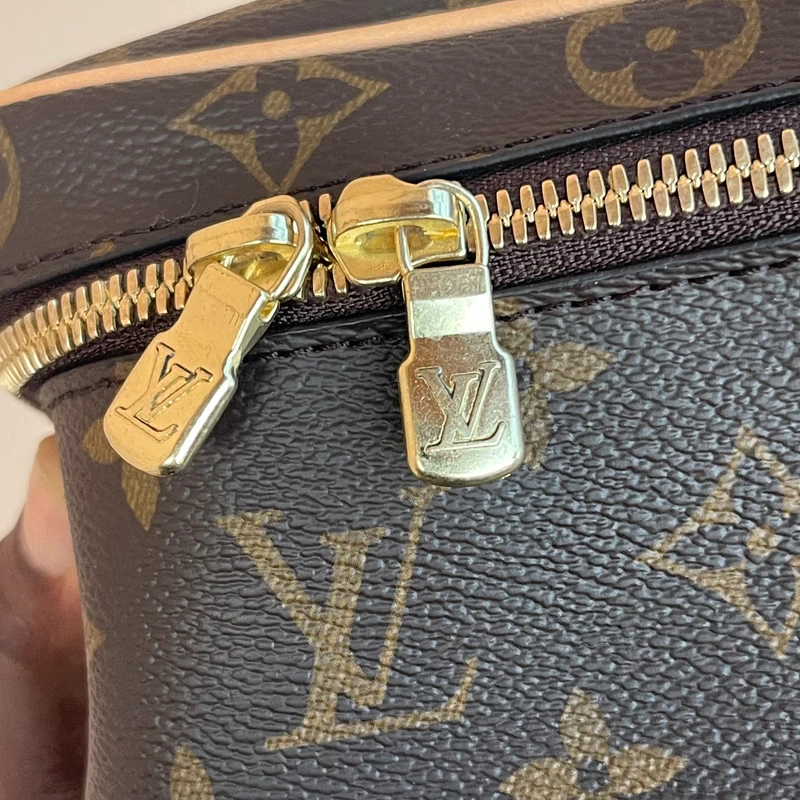 LOUIS VUITTON nice mini monogram SAC DE LUXE DE SECONDE MAIN AUTHENTIQUE. PETITE MAROQUINERIE DE LUXE. ENTRUPY CERTIFICATE