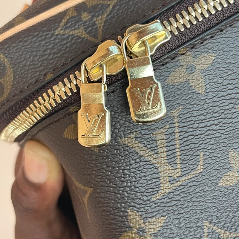 LOUIS VUITTON nice mini monogram SAC DE LUXE DE SECONDE MAIN AUTHENTIQUE. PETITE MAROQUINERIE DE LUXE. ENTRUPY CERTIFICATE