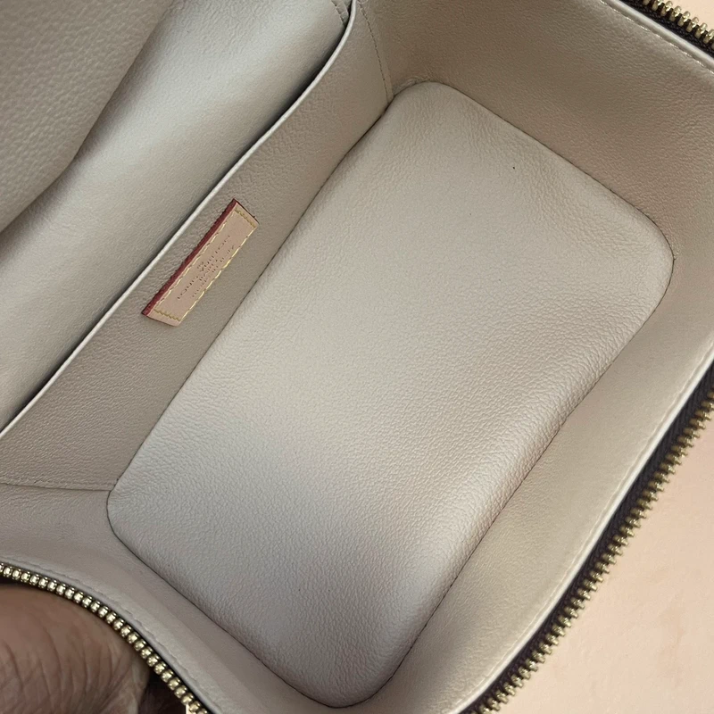 LOUIS VUITTON nice mini monogram SAC DE LUXE DE SECONDE MAIN AUTHENTIQUE. PETITE MAROQUINERIE DE LUXE. ENTRUPY CERTIFICATE