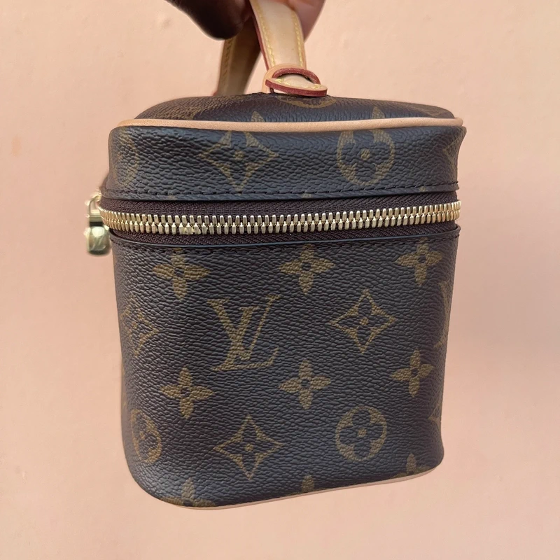 LOUIS VUITTON nice mini monogram SAC DE LUXE DE SECONDE MAIN AUTHENTIQUE. PETITE MAROQUINERIE DE LUXE. ENTRUPY CERTIFICATE