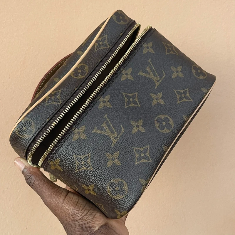 LOUIS VUITTON nice mini monogram SAC DE LUXE DE SECONDE MAIN AUTHENTIQUE. PETITE MAROQUINERIE DE LUXE. ENTRUPY CERTIFICATE