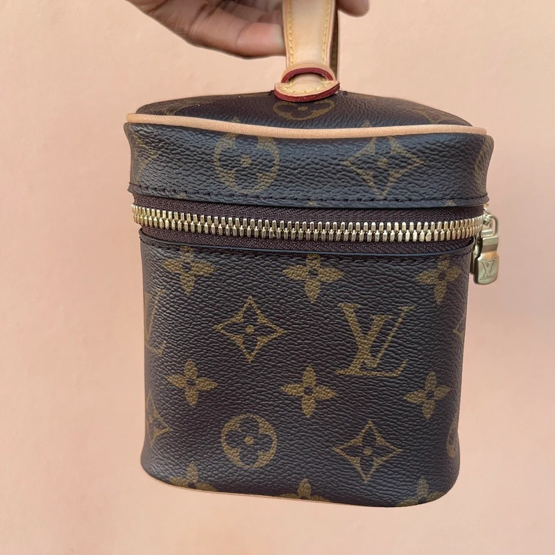 LOUIS VUITTON nice mini monogram SAC DE LUXE DE SECONDE MAIN AUTHENTIQUE. PETITE MAROQUINERIE DE LUXE. ENTRUPY CERTIFICATE