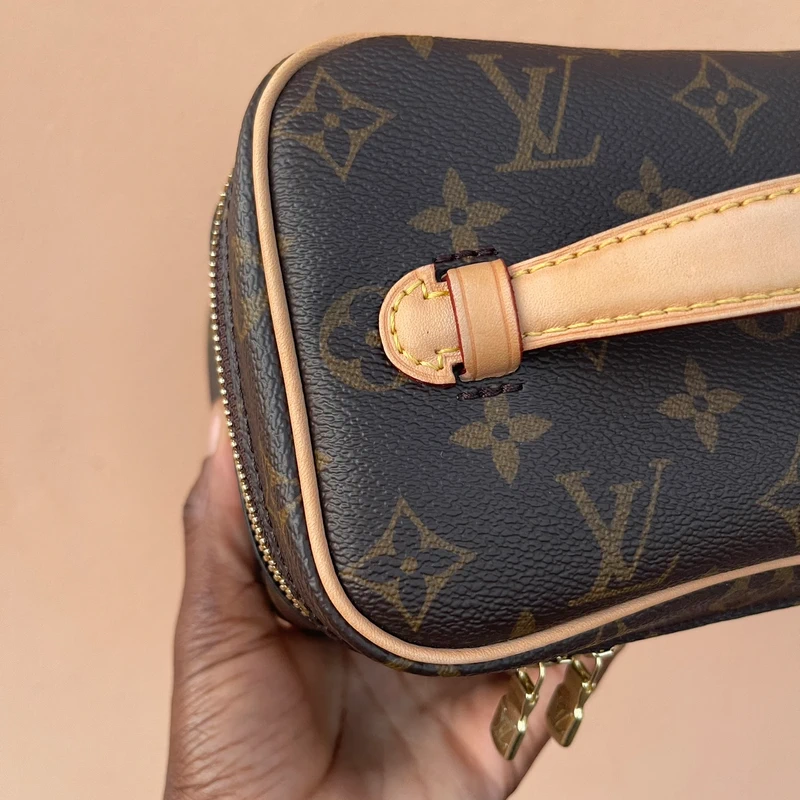 LOUIS VUITTON nice mini monogram SAC DE LUXE DE SECONDE MAIN AUTHENTIQUE. PETITE MAROQUINERIE DE LUXE. ENTRUPY CERTIFICATE