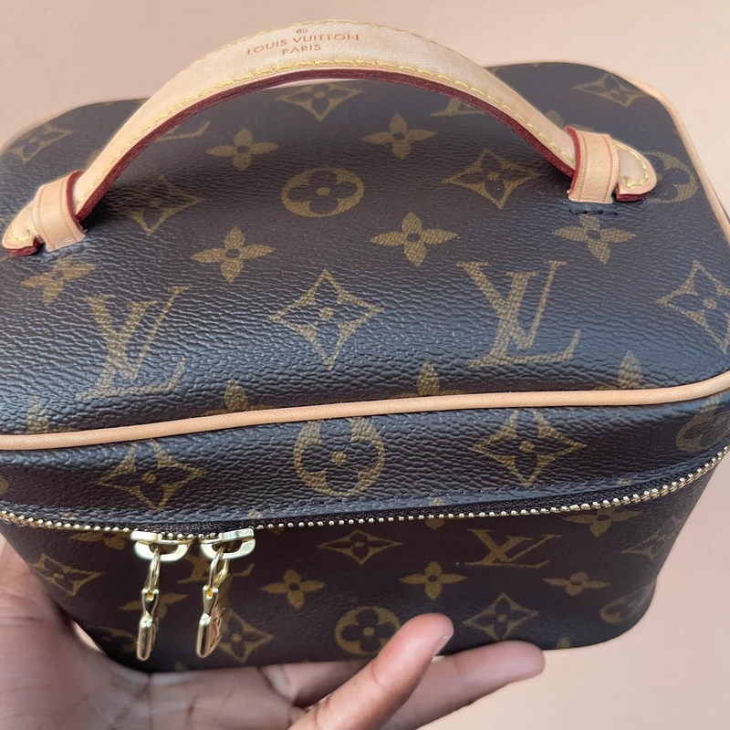 LOUIS VUITTON nice mini monogram SAC DE LUXE DE SECONDE MAIN AUTHENTIQUE. PETITE MAROQUINERIE DE LUXE. ENTRUPY CERTIFICATE