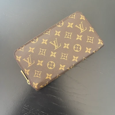 LOUIS-VUITTON-organizer-zippy-monogram LUXE DE SECONDE MAIN AUTHENTIQUE. PETITE MAROQUINERIE DE LUXE. ENTRUPY CERTIFICATE