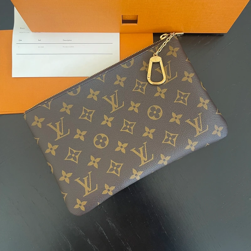 Louis Vuitton pochette clés taille M LUXE DE SECONDE MAIN AUTHENTIQUE. PETITE MAROQUINERIE DE LUXE. ENTRUPY CERTIFICATE
