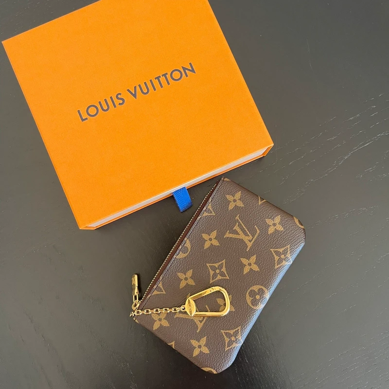 Louis Vuitton pochette clés taille S LUXE DE SECONDE MAIN AUTHENTIQUE. PETITE MAROQUINERIE DE LUXE. ENTRUPY CERTIFICATE