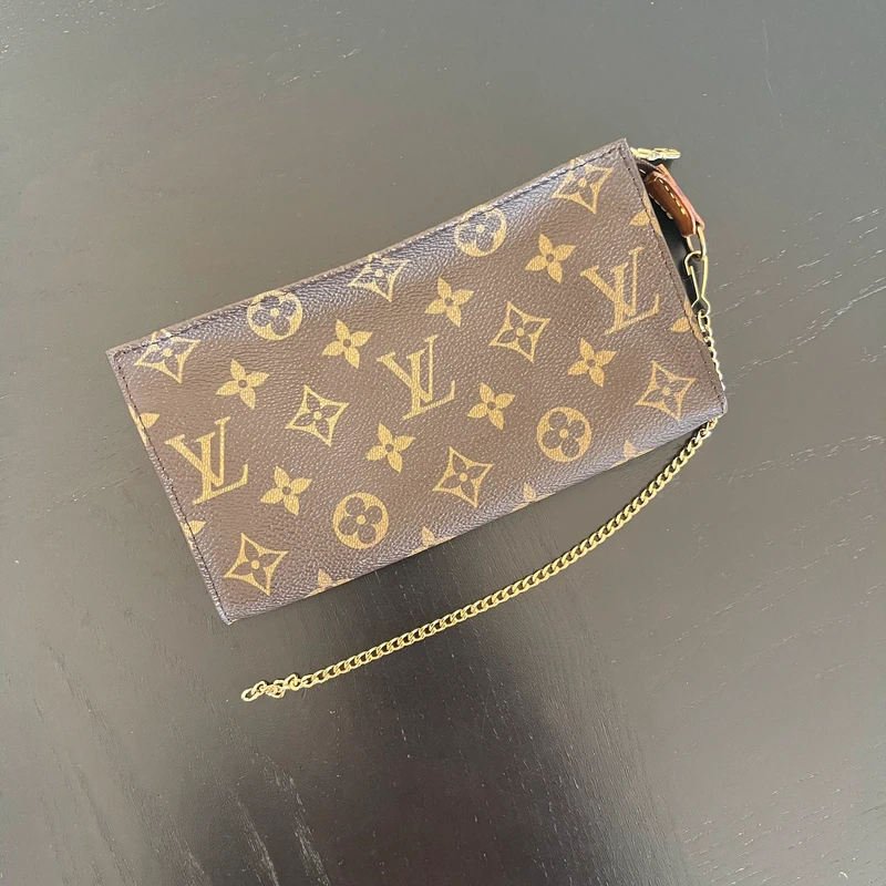 Louis Vuitton pochette con catenella LUXE DE SECONDE MAIN AUTHENTIQUE. PETITE MAROQUINERIE DE LUXE. ENTRUPY CERTIFICATE