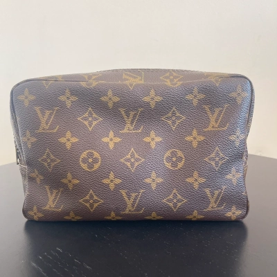 Louis Vuitton trousse 23 monogram vintage LUXE DE SECONDE MAIN AUTHENTIQUE. PETITE MAROQUINERIE DE LUXE. ENTRUPY CERTIFICATE