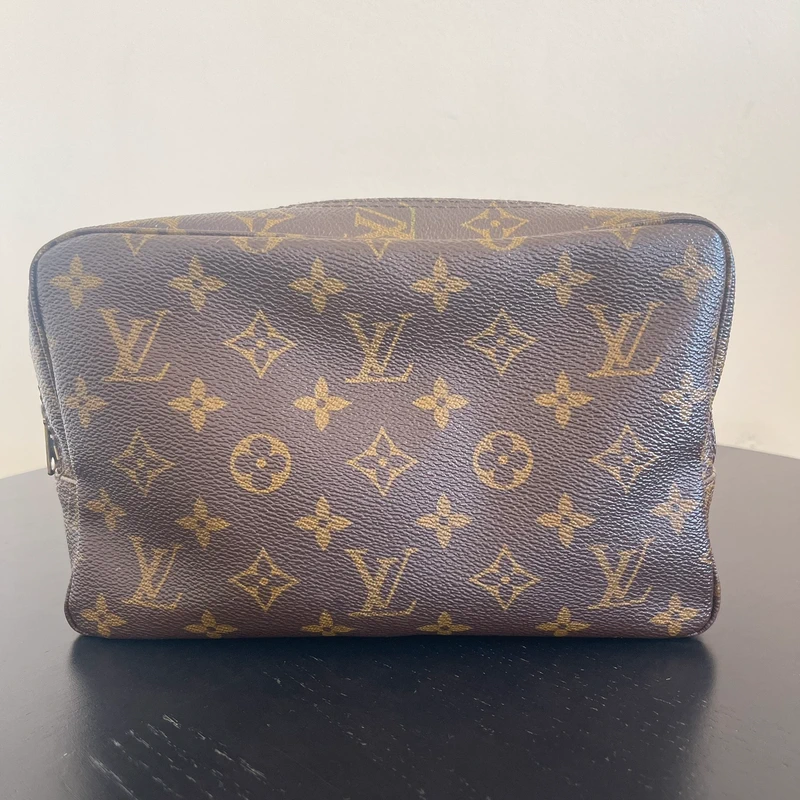 Louis Vuitton trousse 23 monogram vintage LUXE DE SECONDE MAIN AUTHENTIQUE. PETITE MAROQUINERIE DE LUXE. ENTRUPY CERTIFICATE