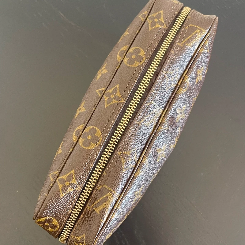 Louis Vuitton trousse 23 monogram vintage LUXE DE SECONDE MAIN AUTHENTIQUE. PETITE MAROQUINERIE DE LUXE. ENTRUPY CERTIFICATE