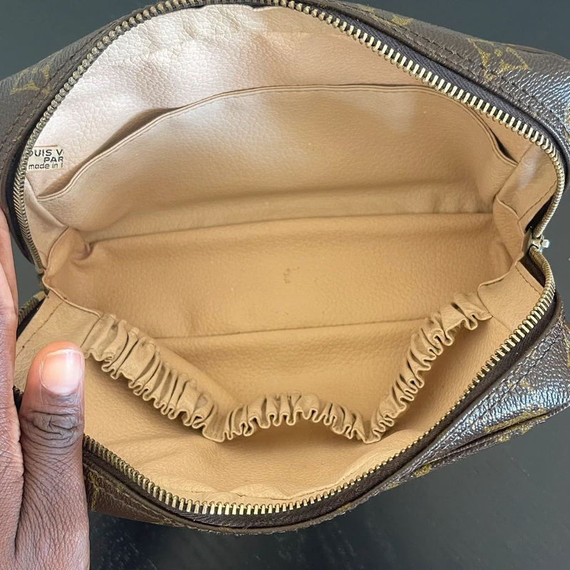 Louis Vuitton trousse 23 monogram vintage LUXE DE SECONDE MAIN AUTHENTIQUE. PETITE MAROQUINERIE DE LUXE. ENTRUPY CERTIFICATE