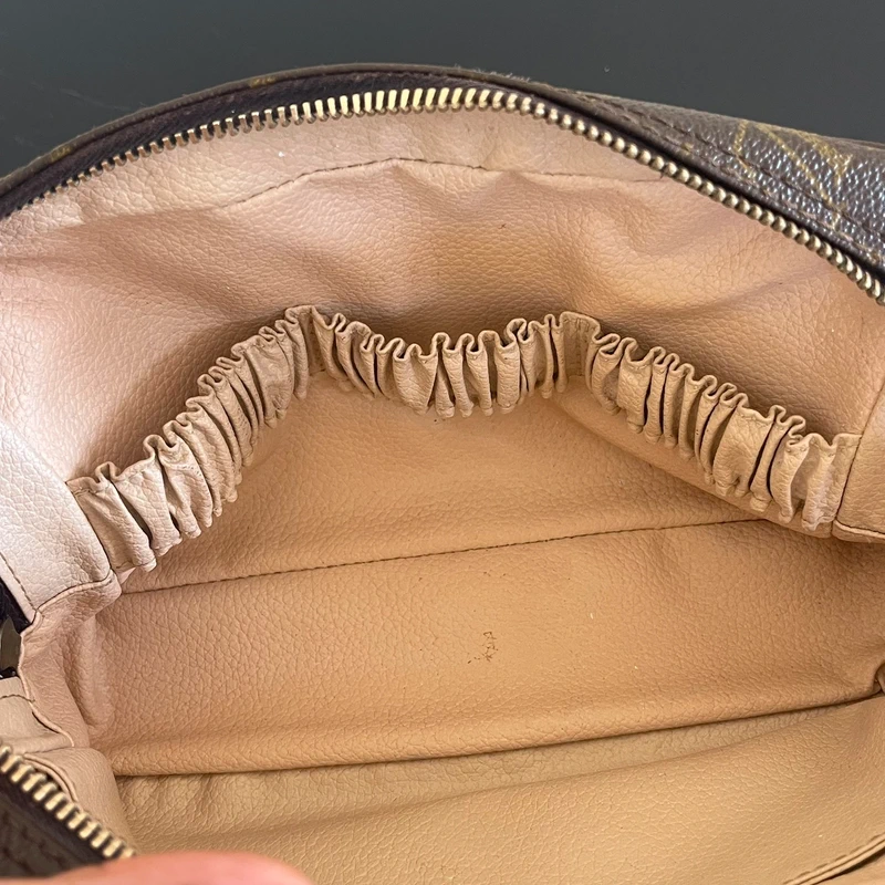 Louis Vuitton trousse 23 monogram vintage LUXE DE SECONDE MAIN AUTHENTIQUE. PETITE MAROQUINERIE DE LUXE. ENTRUPY CERTIFICATE