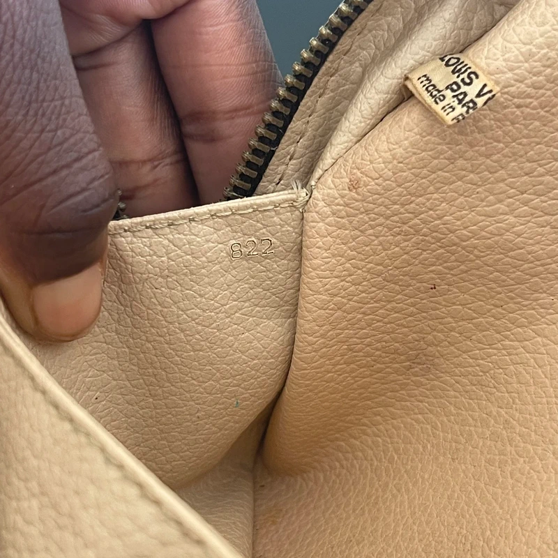 Louis Vuitton trousse 23 monogram vintage LUXE DE SECONDE MAIN AUTHENTIQUE. PETITE MAROQUINERIE DE LUXE. ENTRUPY CERTIFICATE