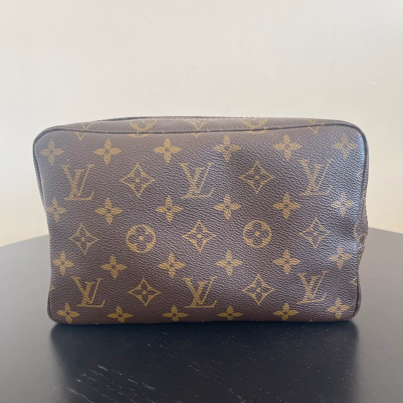 Louis Vuitton trousse 23 monogram vintage LUXE DE SECONDE MAIN AUTHENTIQUE. PETITE MAROQUINERIE DE LUXE. ENTRUPY CERTIFICATE