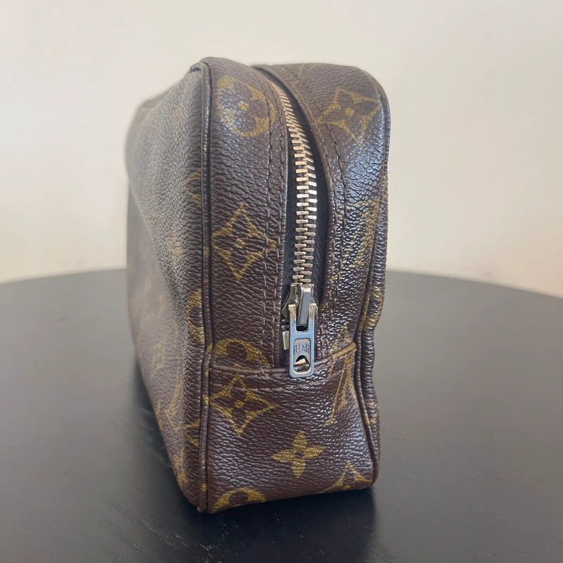 Louis Vuitton trousse 23 monogram vintage LUXE DE SECONDE MAIN AUTHENTIQUE. PETITE MAROQUINERIE DE LUXE. ENTRUPY CERTIFICATE