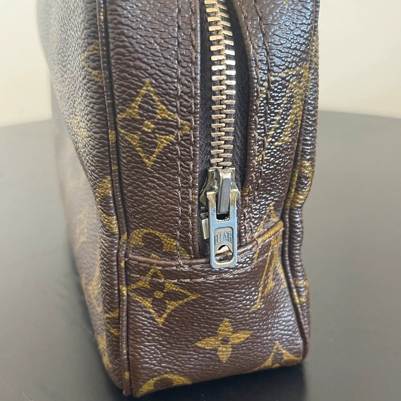 Louis Vuitton trousse 23 monogram vintage LUXE DE SECONDE MAIN AUTHENTIQUE. PETITE MAROQUINERIE DE LUXE. ENTRUPY CERTIFICATE