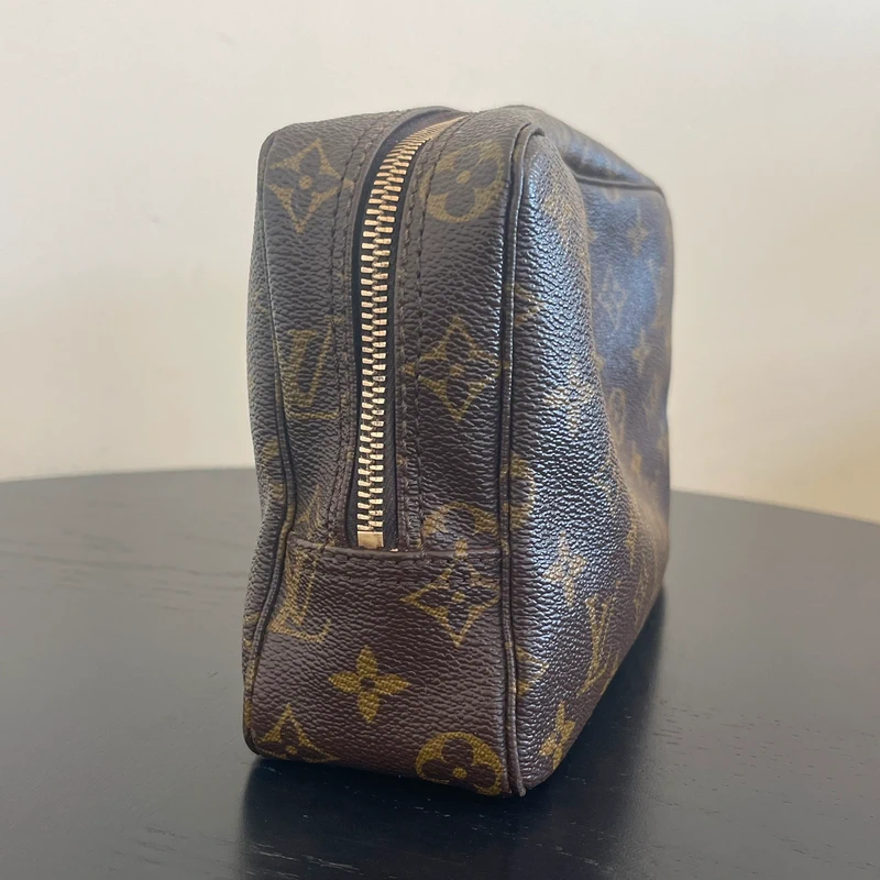Louis Vuitton trousse 23 monogram vintage LUXE DE SECONDE MAIN AUTHENTIQUE. PETITE MAROQUINERIE DE LUXE. ENTRUPY CERTIFICATE