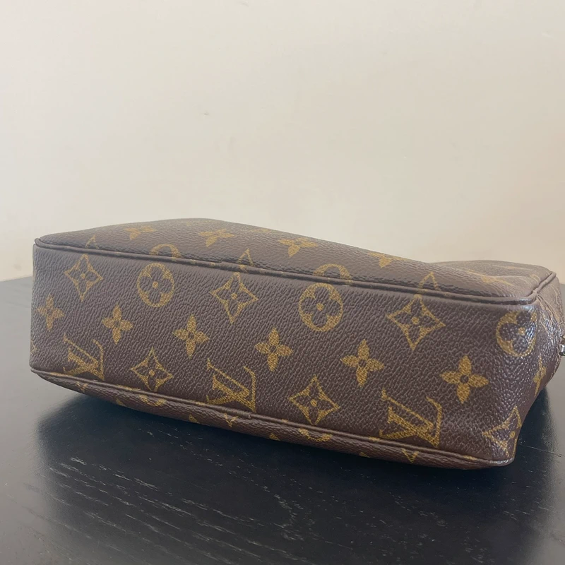 Louis Vuitton trousse 23 monogram vintage LUXE DE SECONDE MAIN AUTHENTIQUE. PETITE MAROQUINERIE DE LUXE. ENTRUPY CERTIFICATE