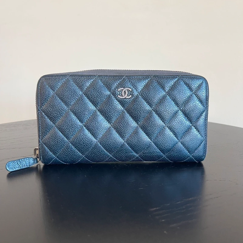 Chanel portefeuille long classique en cuir de veau grainé irisé gris LUXE DE SECONDE MAIN AUTHENTIQUE. PETITE MAROQUINERIE DE LUXE. ENTRUPY CERTIFICATE