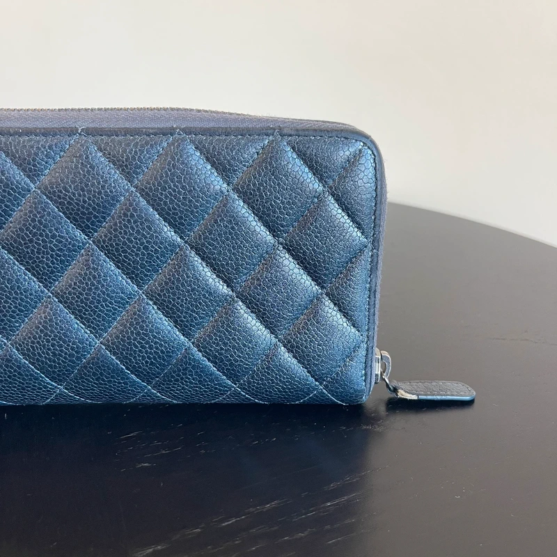 Chanel portefeuille long classique en cuir de veau grainé irisé gris LUXE DE SECONDE MAIN AUTHENTIQUE. PETITE MAROQUINERIE DE LUXE. ENTRUPY CERTIFICATE