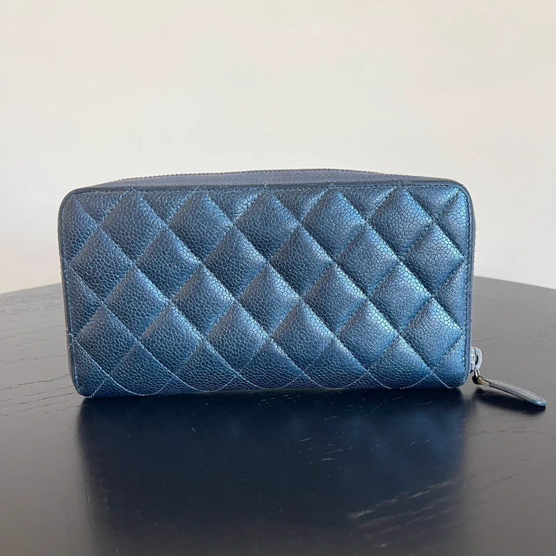 Chanel portefeuille long classique en cuir de veau grainé irisé gris LUXE DE SECONDE MAIN AUTHENTIQUE. PETITE MAROQUINERIE DE LUXE. ENTRUPY CERTIFICATE